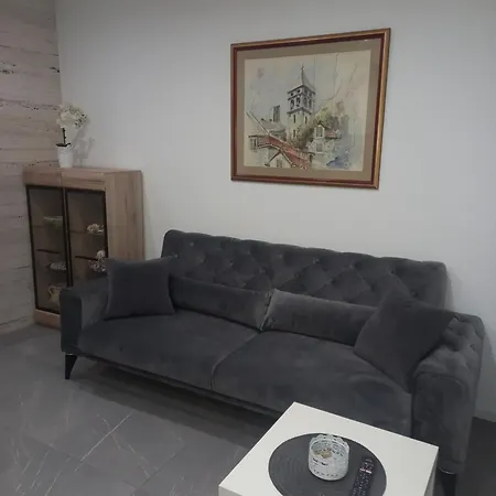 Apartment Golubinka 1 *