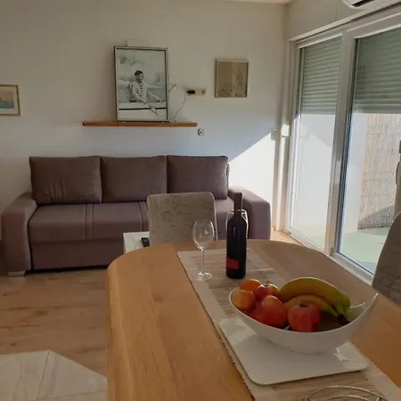 Apartment Golubinka 1 *